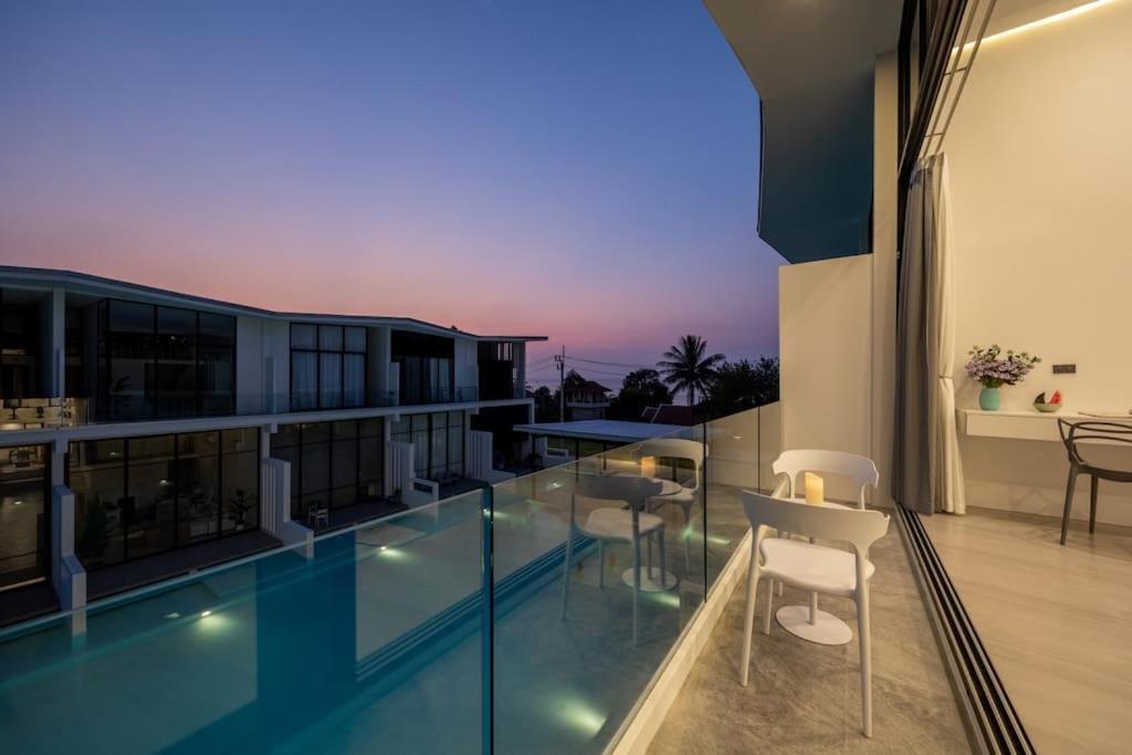 Pool Access Spacious Townhouse And Kids Slide Holiday home