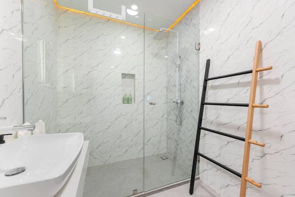 Elegant Pool Access Townhouse Near Vakantiehuis *