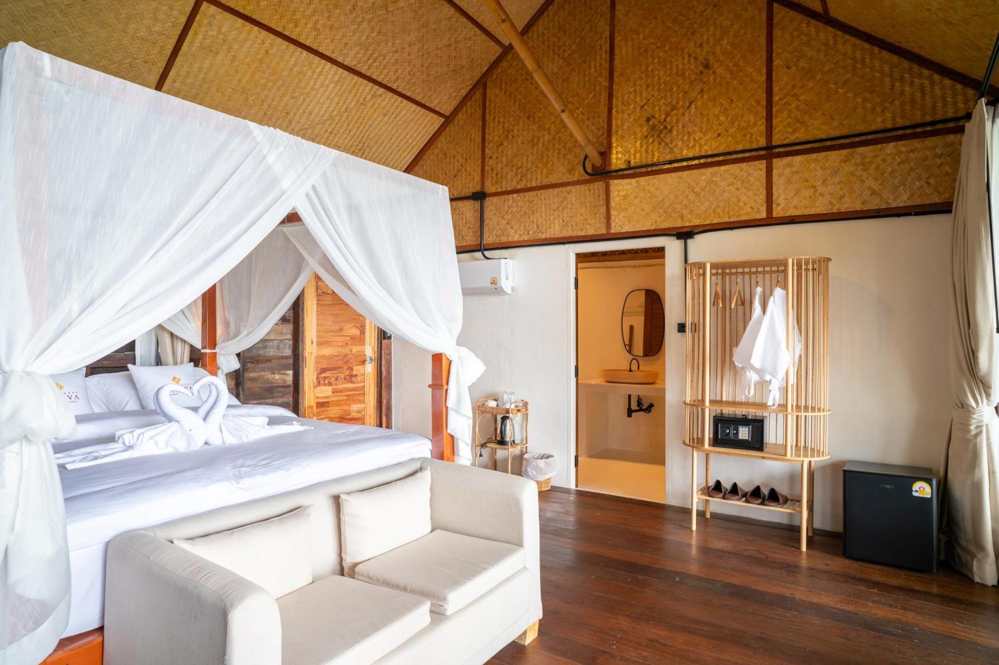 Roomquest Theva 4*