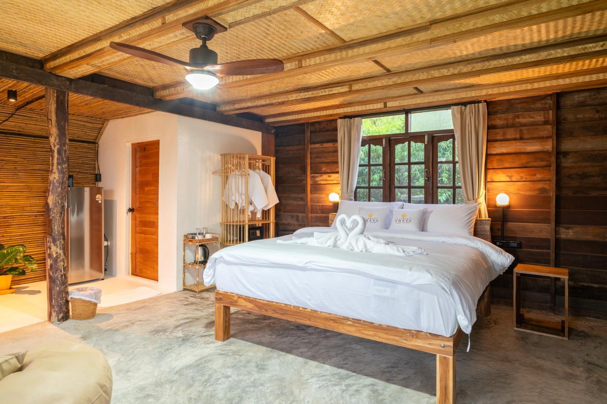 Roomquest Theva