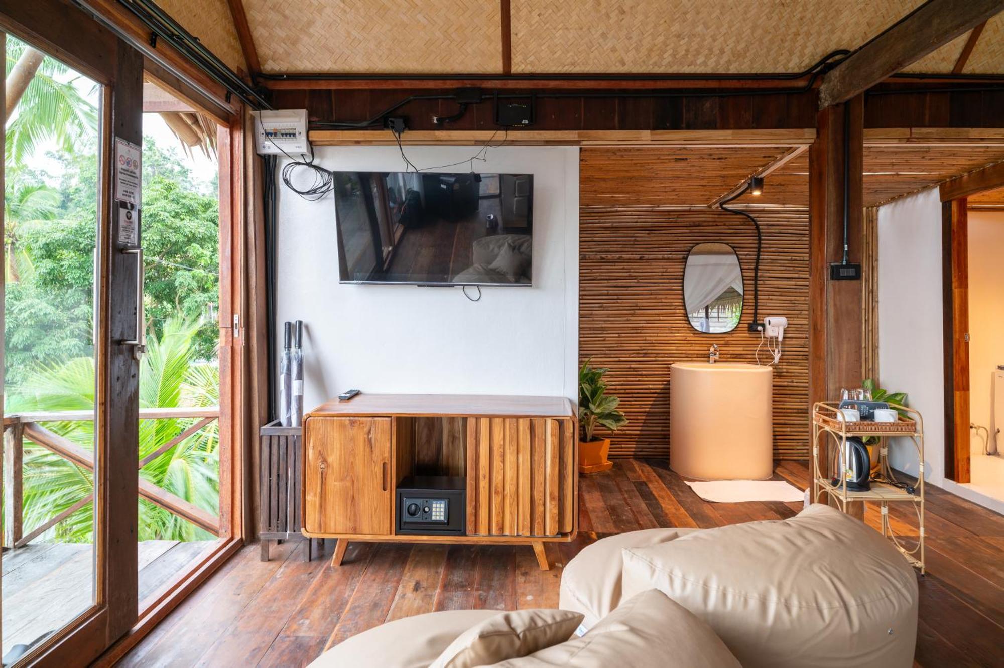 Roomquest Theva 4*