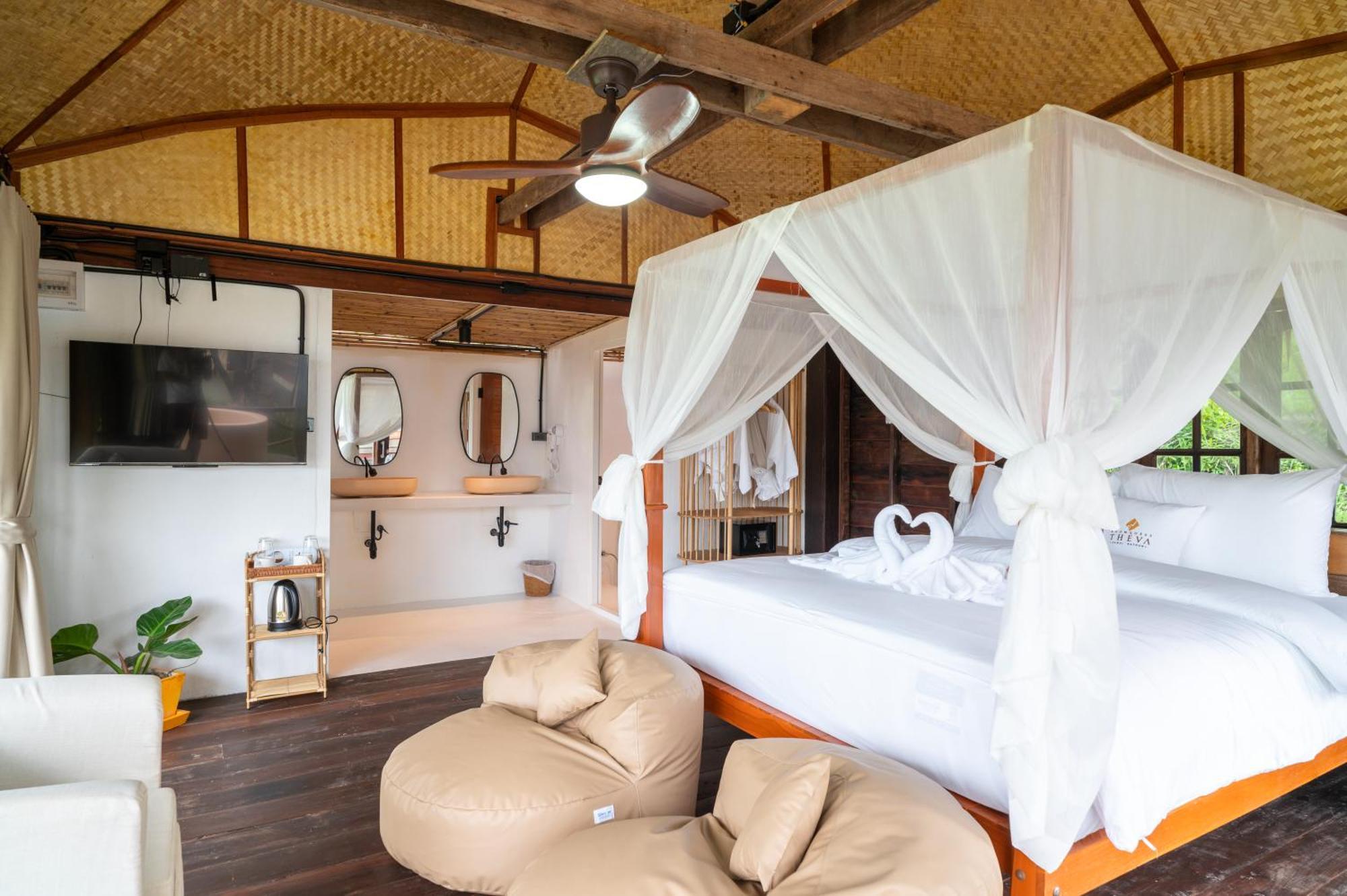 Hotel Roomquest Theva 4*