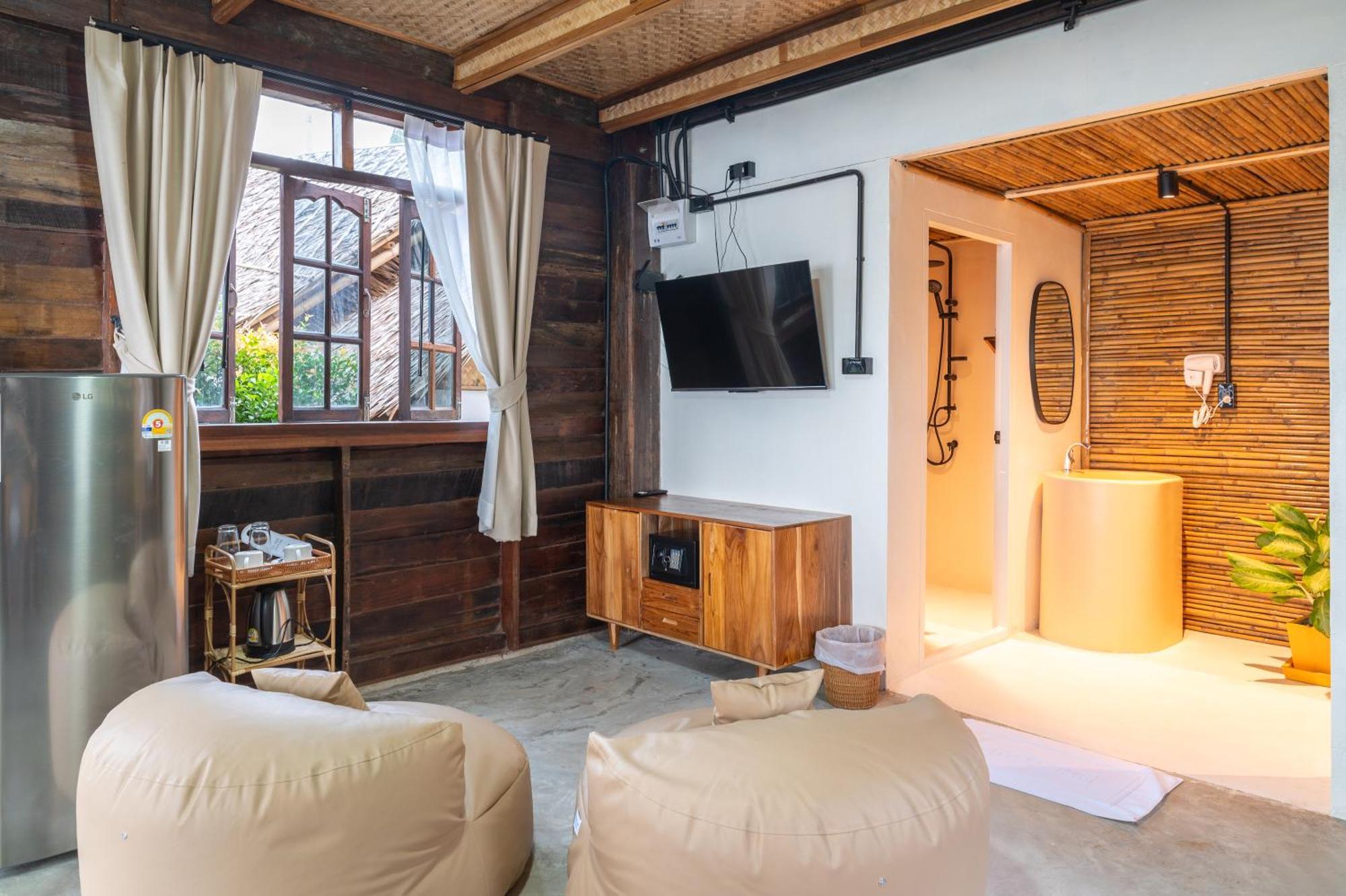 Roomquest Theva 4*