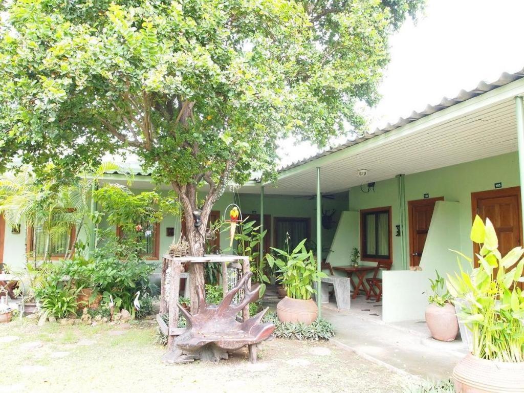 Baan Sala Lung Dam Hotel