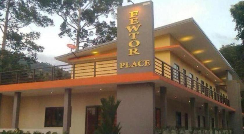Fewtor Place 3*