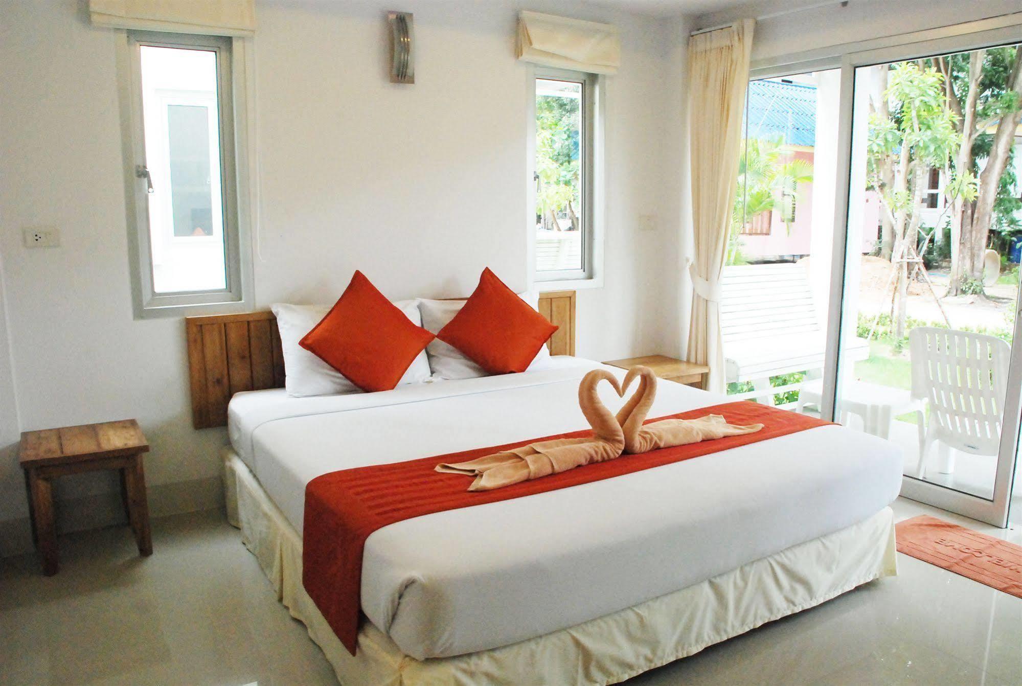 Amity Beach Maret