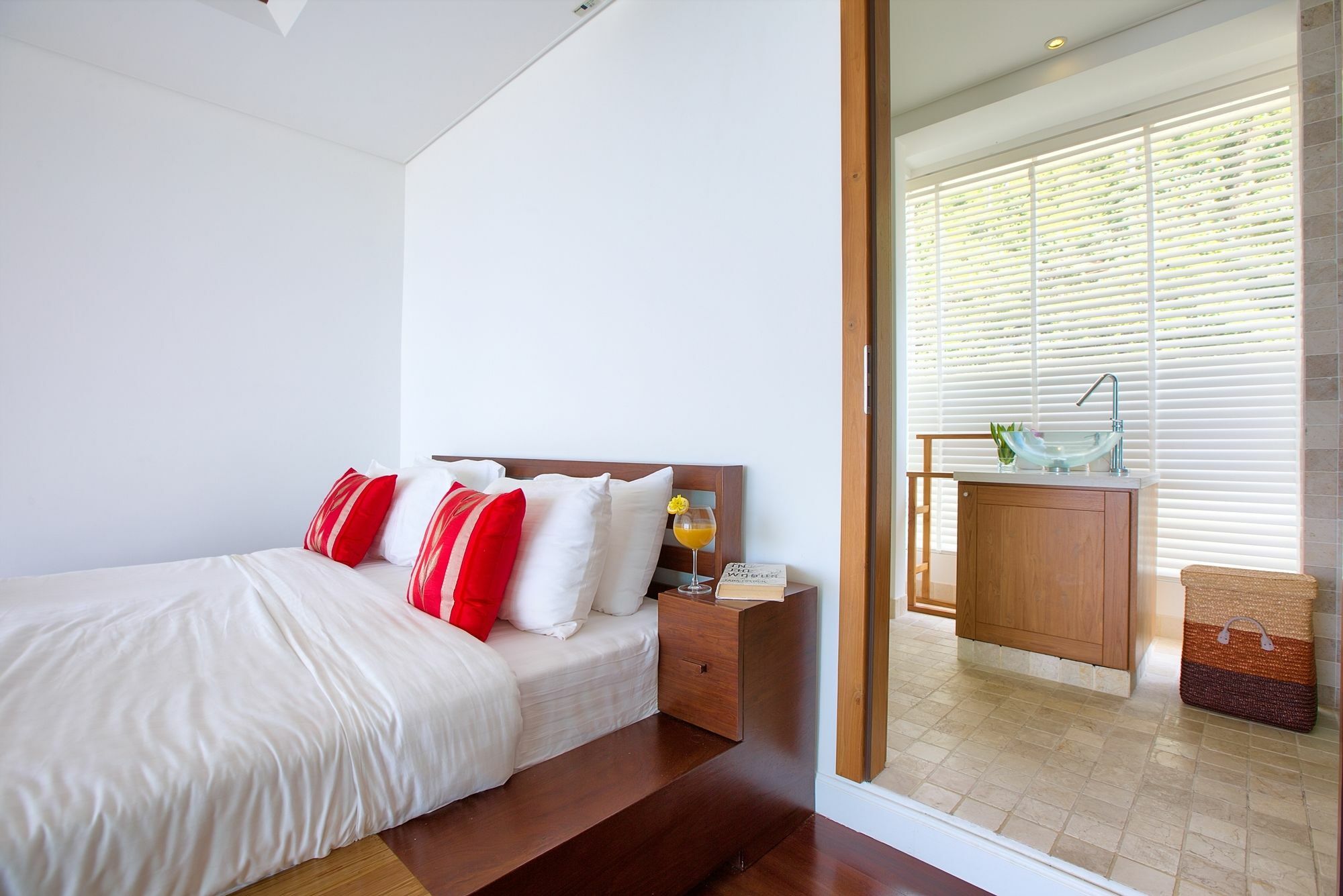 White Tiger - Contemporary Sea View
