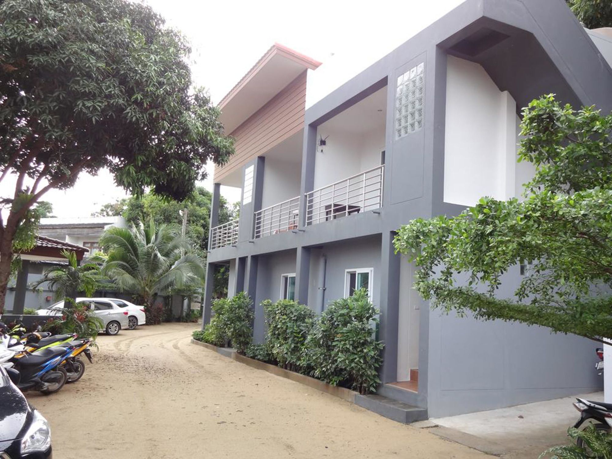 Maenam Hotel 3*
