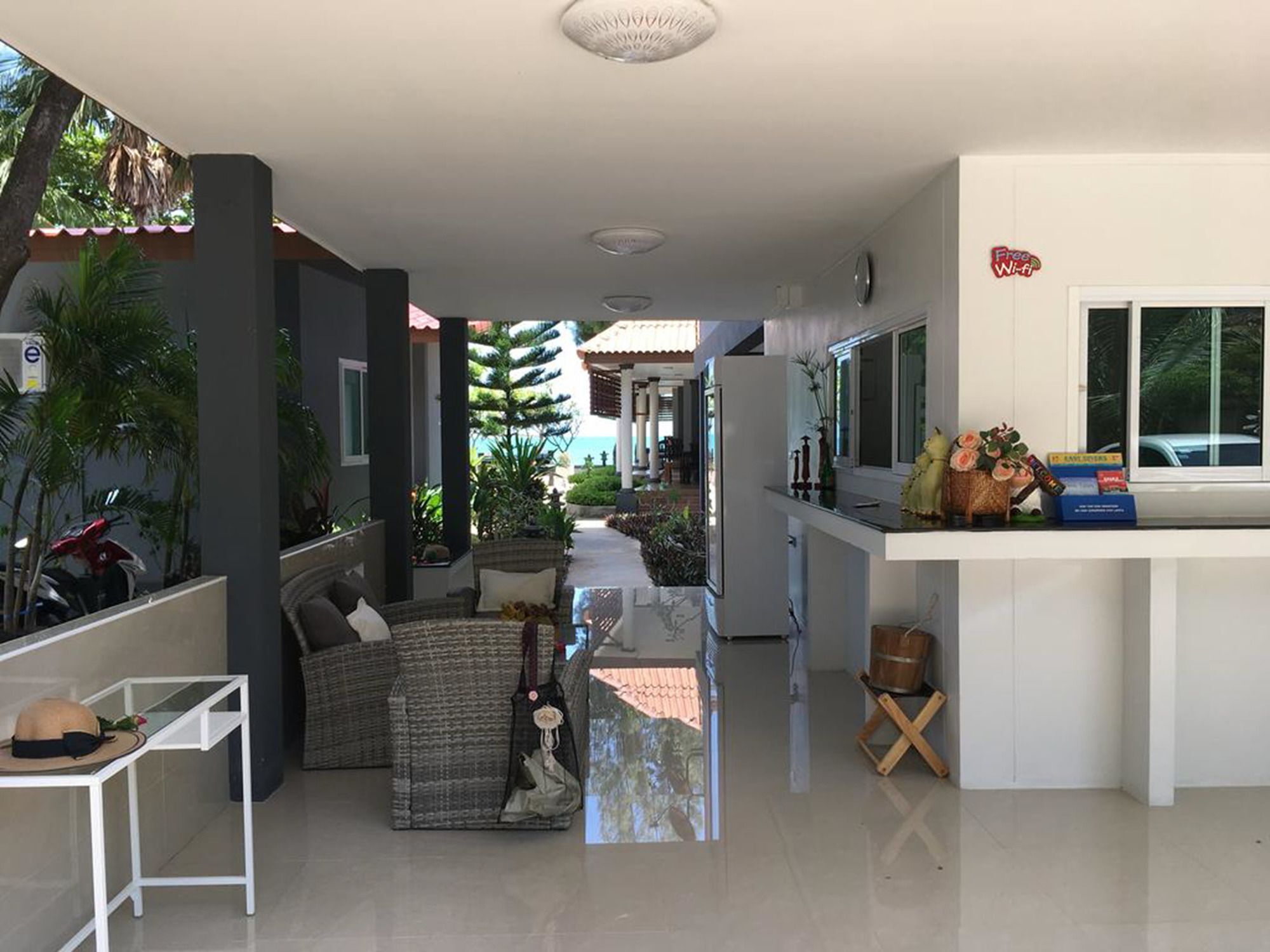 Maenam Hotel